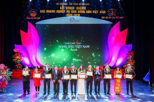 Tổng cục trưởng TCDL Nguyễn Văn Tuấn và Chủ tịch HHDLVN Nguyễn Hữu Thọ trao Giải thưởng Du lịch Việt Nam cho 10 khách sạn 4 sao hàng đầu Việt Nam năm 2016